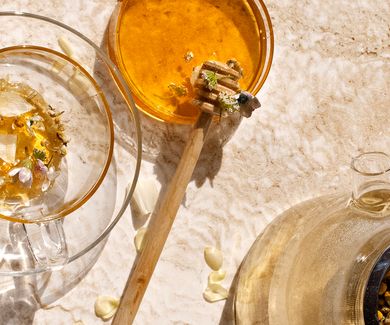 Ta morgenkaffen eller te i sollys.